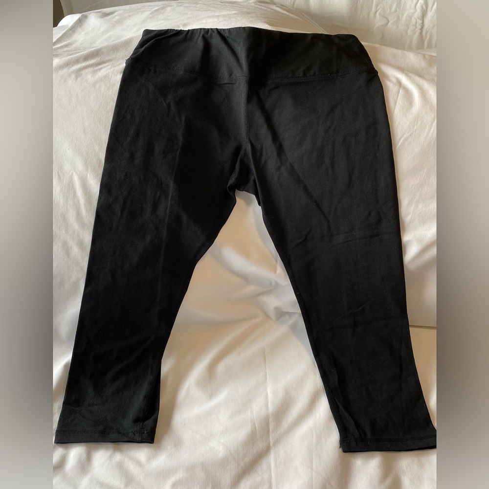 Lululemon Wunder Under Crop Black Size 6 Small hole in crotch - Picture 2 of 13